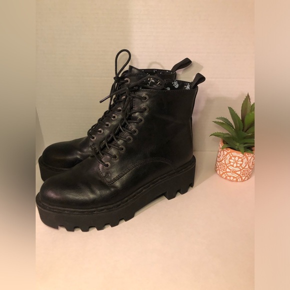 LAMODA Black Leather Platform Boots - Picture 10 of 16